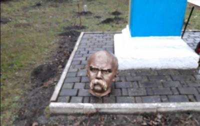 На Прикарпатье вандалы обезглавили памятник Шевченко
