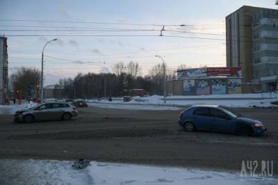 Два автомобиля столкнулись на перекрёстке в Кемерове