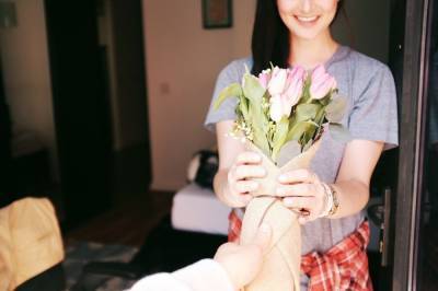 Самым бесполезным подарком на 8 марта женщины считают цветы – Учительская газета