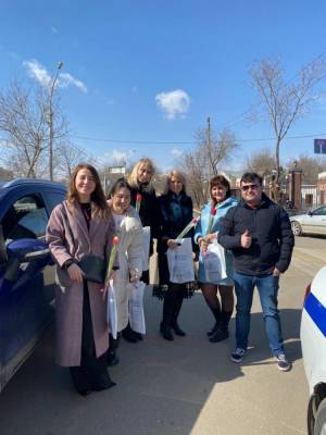 В Астрахани женщинам-автомобилисткам вручали цветы и подарки