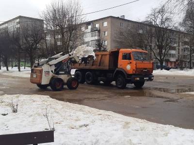В Смоленске продолжается уборка и вывоз снега