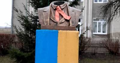 В Ивано-Франковской области неизвестные осквернили памятник Шевченко, "срезав" голову Кобзаря (фото) (2 фото)