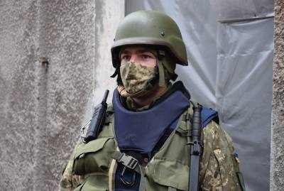 В Донбассе под обстрел попал украинский военный