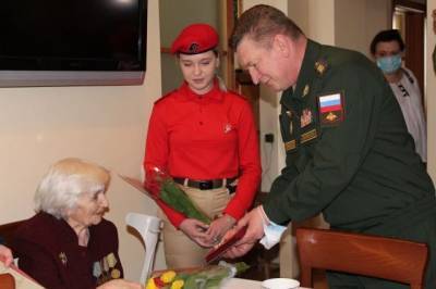 В Екатеринбурге военные поздравили персональным парадом женщину-фронтовика
