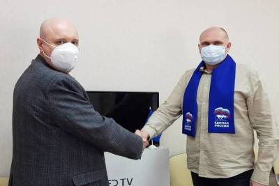 Единороссы подарили медикам Токарёвской больницы плазменную панель