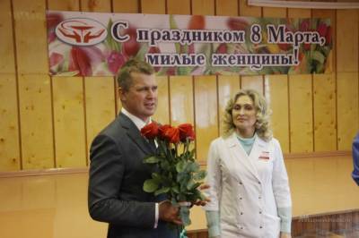 Дмитрий Аверов поздравил женщин-медиков с 8 Марта