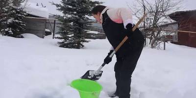 В России в Нововятске местные жители топят снег, чтобы у них была вода - видео - ТЕЛЕГРАФ