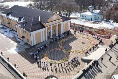 Гигантскую восьмерку из цветов ручной работы создали на Ставрополье