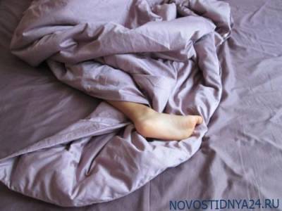 Стало известно, почему спать под одеялом — жарко, а без одеяла — холодно