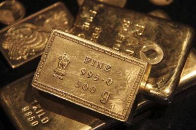 PRECIOUS-Цена на золото у минимума 9 месяцев из-за роста доходности госдолга США, сильного доллара