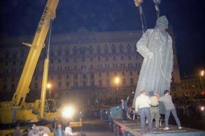 Руководитель сноса памятника Дзержинскому назвал демонтаж законным