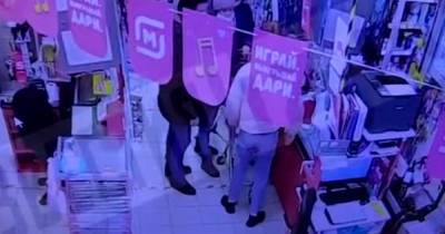 Москвички устроили драку с тележками в магазине и попали на видео