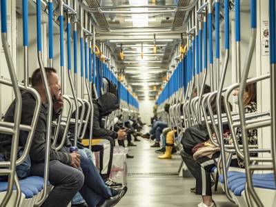 В метро можно и без прививки: 8 марта пенсионерам-москвичам разблокируют соцкарты