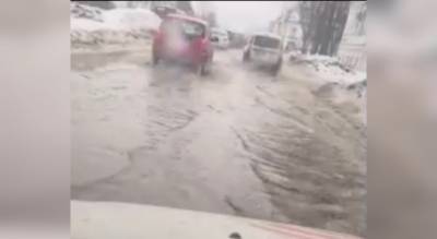 "Плывем на работу": ярославцы показали затопленную дорогу города. Видео
