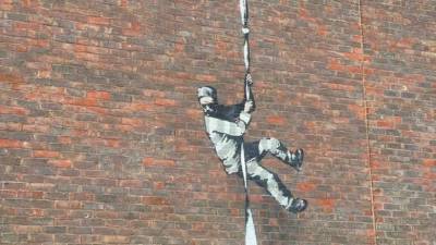 Бэнкси подтвердил, что граффити на стене бывшей тюрьмы в Британии создал он: видео