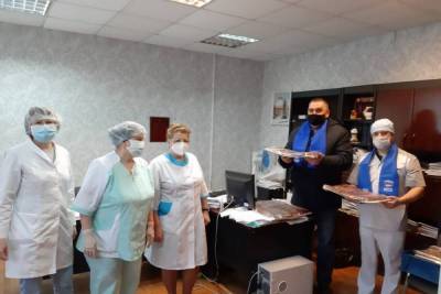 Волонтеры Дедовичского района поздравили медиков с 8 марта