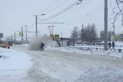 В Ярославле пешехода завалило снегом от очистки дороги