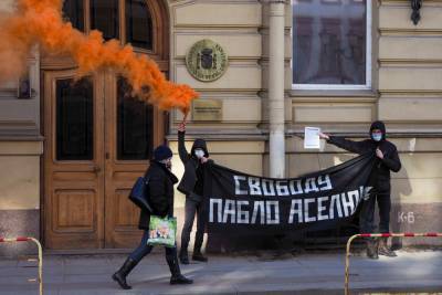 Нацболы атаковали консульство Испании в Петербурге