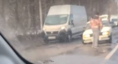 «Пора менять авто на трактор»: на ярославской окружной у машины вырвало колесо