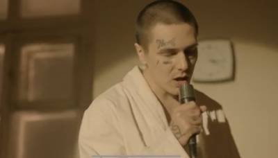 Рэпер Face сбежал из психбольницы в новом клипе на песню «Плачу»