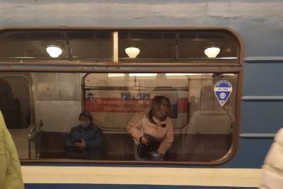На «красной» линии петербургского метро пассажир упал на путь