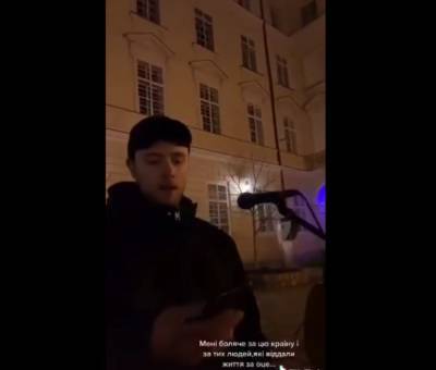 Орали песни на русском: во Львове прохожие избили уличных музыкантов – видео