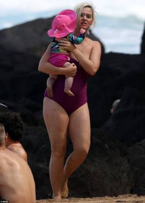 6-месячная дочь Кэти Перри уже побывала на отдыхе на Гавайском пляже