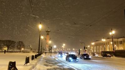 Порывистый ветер и снег ожидаются в Петербурге