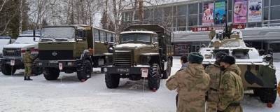 Перед главным входом Дома ученых в новосибирском Академгородке выставили военную технику