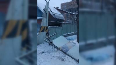 Тепловоз опрокинул пролет бетонного забора на женщин в Омске