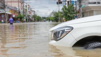 Житель Холона требует компенсации от мэрии за затопленную дождем машину