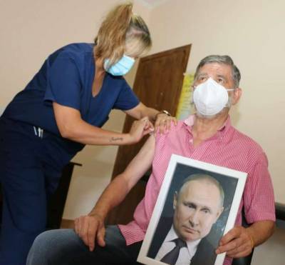 Мэр аргентинского города пояснил, зачем вакцинировался от Сovid-19 с портретом Путина