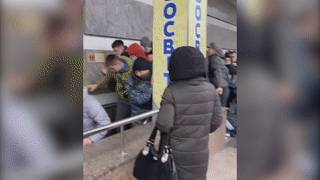 Толпа снесла беспомощного охранника при штурме секонд-хенда на Украине — видео