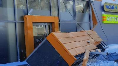 Двое мужчин чудом остались живы после падения вывески магазина в Новосибирске