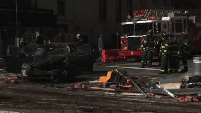 В Манхэттене автомобиль врезался в ресторан после столкновения с фургоном. 7 пострадавших