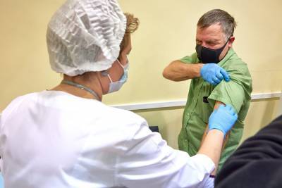 Собянин попросил пенсионеров после отмены самоизоляции поехать на прививку