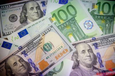 Белорусы покупают больше валюты, чем сдают в банки