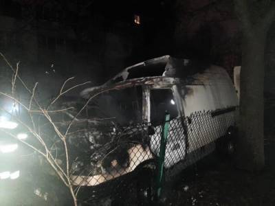Во Львове посреди двора вспыхнули 2 машины: одна из них сгорела дотла – фото
