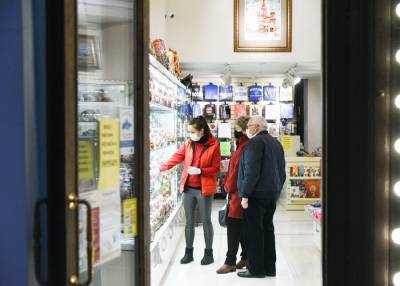 Немерюк заявил, что более 90% посетителей магазинов в Москве носят защитные маски