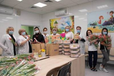 Медикам Псковской инфекционной больницы подарили цветы и торты