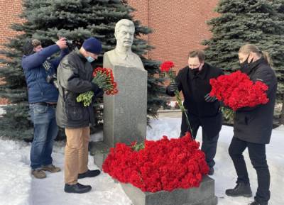 К могиле шли по списку: в Москве отметили годовщину смерти Сталина – фото
