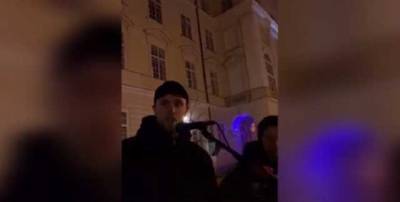 В центре Львова избили уличного музыканта и повредили его технику за песни на русском языке