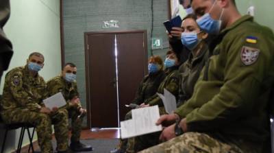 Стало известно, сколько украинских военных получили прививку от COVID