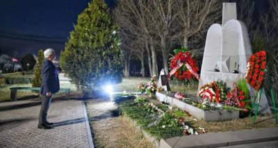 Третий президент Армении почтил память Спарапета Вазгена Саркисяна в пантеоне "Ераблур"