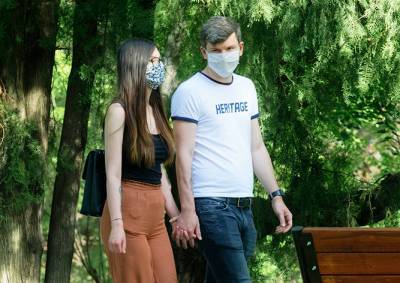 Минздрав Чехии: постоянно носить маску жители обязаны и в парках