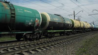 Сошедшие с рельсов цистерны с топливом привели к задержкам пассажирских составов в Хабаровске