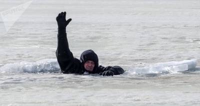 Двое рыбаков провалились под лед и утонули