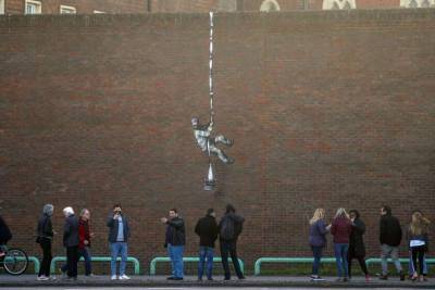 Легендарный уличный художник Бэнкси признал свое авторство граффити на стене бывшей тюрьмы в Рединге