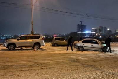 На Октябрьском мосту в Новосибирске произошло ДТП с участием пяти авто