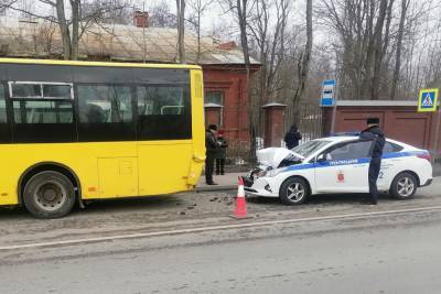 В Кронштадте полицейский автомобиль врезался в автобус — фото